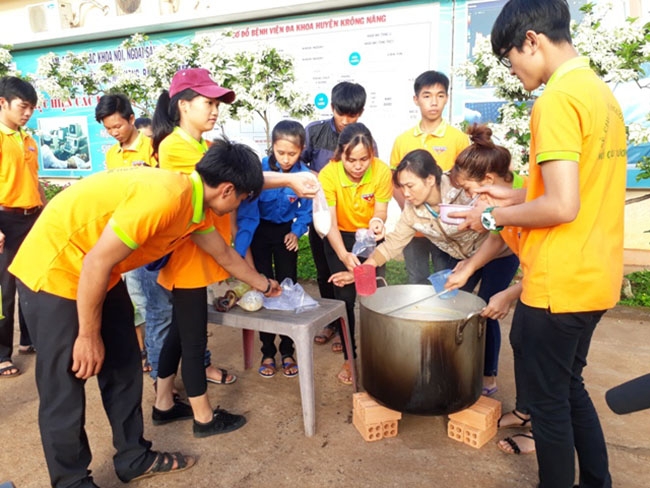 Đoàn viên, thanh niên huyện Krông Năng tham gia nấu “Nồi cháo yêu thương”. 
