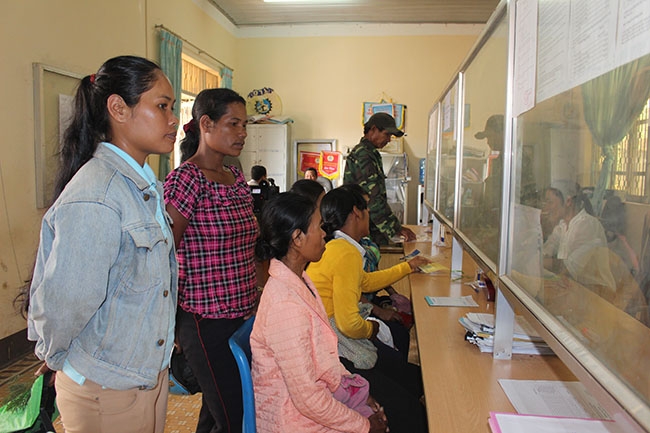 Người dân thực hiện thủ tục hành chính tại Bộ phận tiếp nhận và trả kết quả - UBND xã Yang Tao, huyện Lắk.