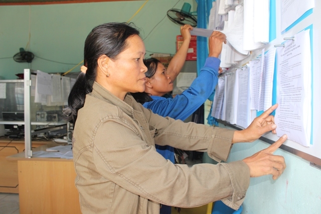 Người dân tìm hiểu các thủ tục hành chính tại Bộ phận tiếp nhận và trả kết quả - UBND xã Bông Krang, huyện Lắk. 