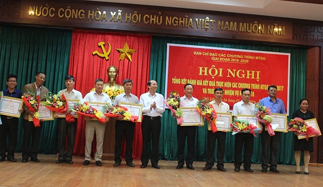 Đồng chí Phạm Ngọc Nghị, Chủ tịch UBND tỉnh trao Bằng chứng nhận các xã đạt chuẩn nông thôn mới năm 2017.