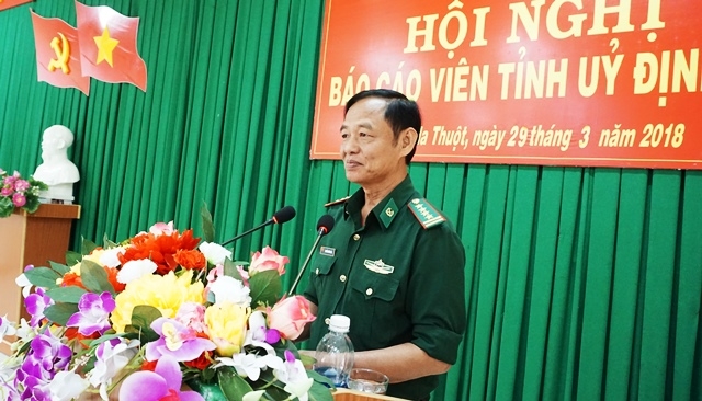 Đại tá Nguyễn Lương Hòa, Chính ủy Bộ đội biên phòng tỉnh thông tin tại hội nghị.