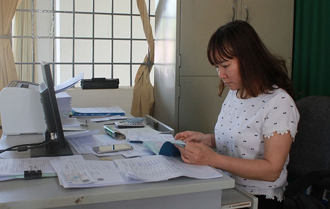 Chuyên viên  Phòng  sổ thẻ, BHXH huyện  Krông Ana kiểm tra thông tin trên sổ BHXH  trước khi  bàn giao  cho người  lao động.   