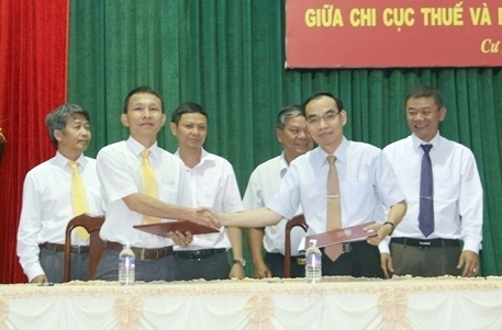 Chi cục Thuế huyện Cư M’gar và Bưu điện huyện Cư M’gar trao hợp đồng nguyên tắc ủy nhiệm thu thuế