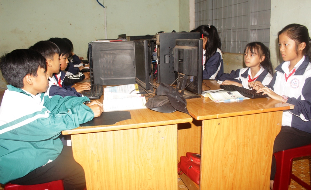 Học sinh Trường THCS Lý Tự Trọng (huyện Krông Búk) trong giờ thực hành Tin học.