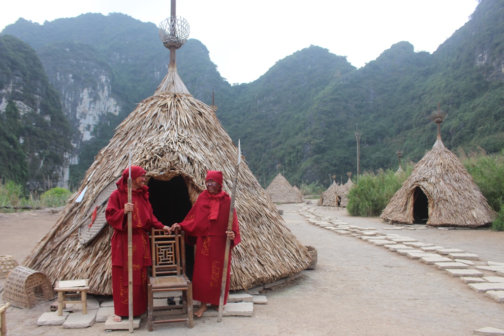 Làng thổ dân được phục dựng lại ở Ninh Bình gồm khoảng 40 túp lều được dựng bằng tre nứa là điểm cuối trong tour 