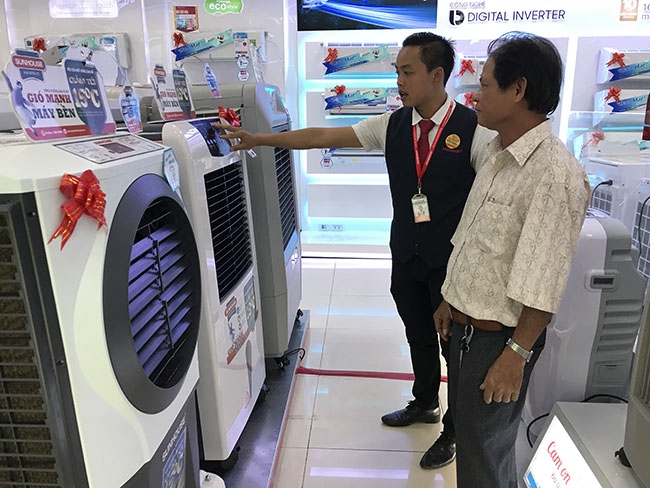 Khách mua hàng điện lạnh tại Trung tâm mua sắm Nguyễn Kim Buôn Ma Thuột.