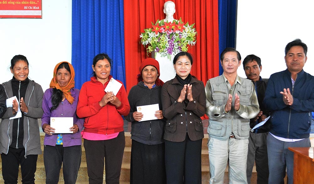 Bà H’Mai Knul, Phó Chủ tịch Ủy ban MTTQVN tỉnh tặng quà cho đồng bào nghèo tại huyện Lắk. Ảnh: T.Mai