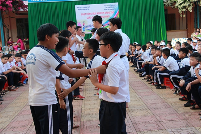Trường THCS Phạm Hồng Thái (TP. Buôn Ma Thuột) trang bị kỹ năng phòng vệ cho học sinh. Ảnh: T.Hồng
