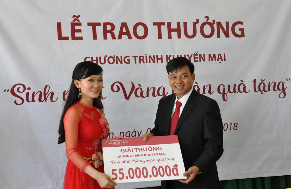 Khách hàng Trần Thị Thanh Tùng nhận giải thưởng tại Agribank Cư Kuin