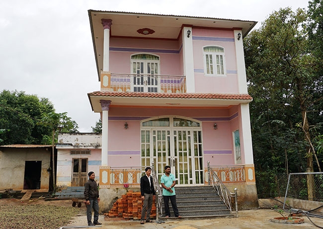 Một ngôi nhà 2 tầng khang trang do Tổ xây dựng dân dụng xây dựng ở buôn Kala. 
