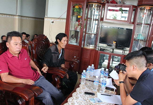 Người dân huyện Cư M’gar kể lại sự việc với các cơ quan báo chí.