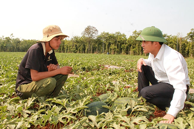 Cán bộ Phòng Nông nghiệp và Phát triển nông thôn huyện Cư Kuin (bìa phải) thăm hỏi tình hình sản xuất vụ đông xuân của người dân xung quanh khu vực Hồ Ea Bih,  xã Ea Bhốk.  