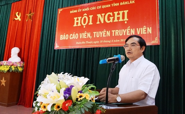 Phó Bí thư Đảng ủy khối các cơ quan tỉnh Trần Văn Tân thông tin tại hội nghị.