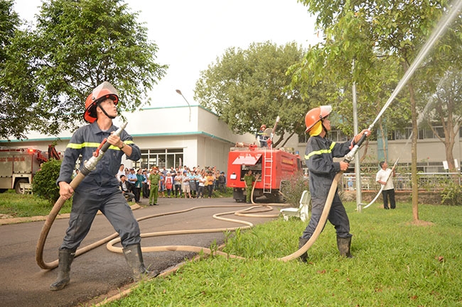 Lực  lượng chức năng thực tập phương án chữa cháy tại Bệnh viện Thiện Hạnh. 