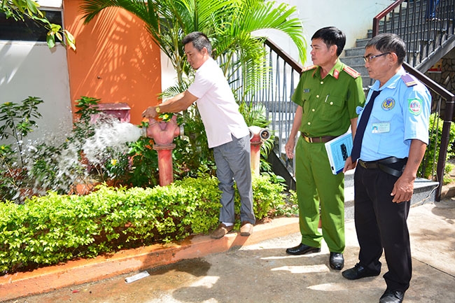 Cảnh sát phòng cháy và chữa cháy kiểm tra hệ thống nước phục vụ công tác chữa cháy tại chung cư Hoàng Anh Gia Lai.