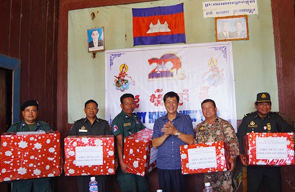 Lãnh đạo huyện Ea Súp tặng quà và chúc Tết lực lượng vũ trang tỉnh Mondulkiri và Rattarakiri.  