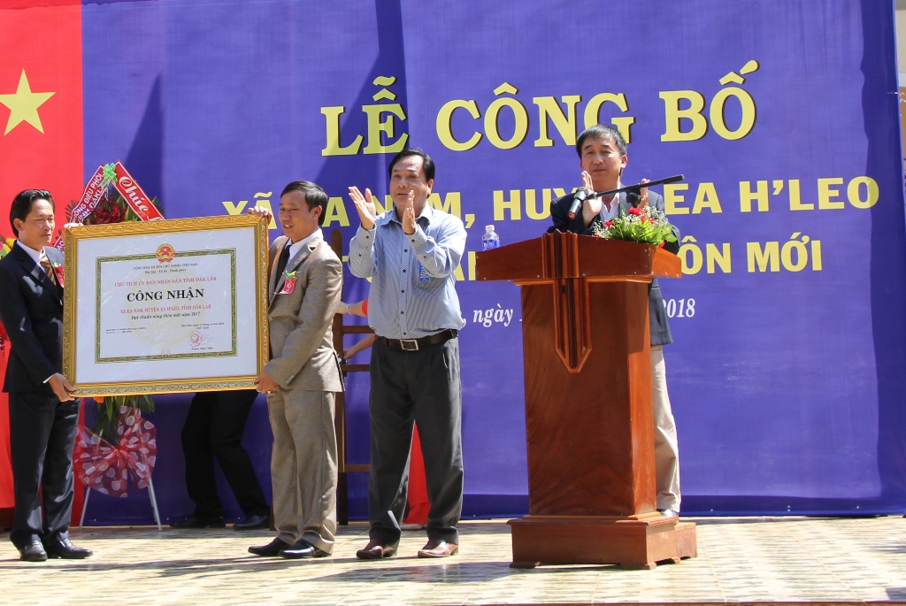 Phó Chủ tịch HĐND tỉnh Nguyễn Thanh Hiệp trao Bằng công nhận đạt chuẩn nông thôn cho xã Ea Nam