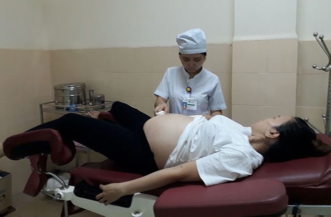 Thai phụ cần kiểm tra đường huyết thường xuyên để phòng tiểu đường thai kỳ. 