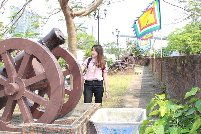 Du khách tham quan trong khuôn viên thành Điện Hải. 