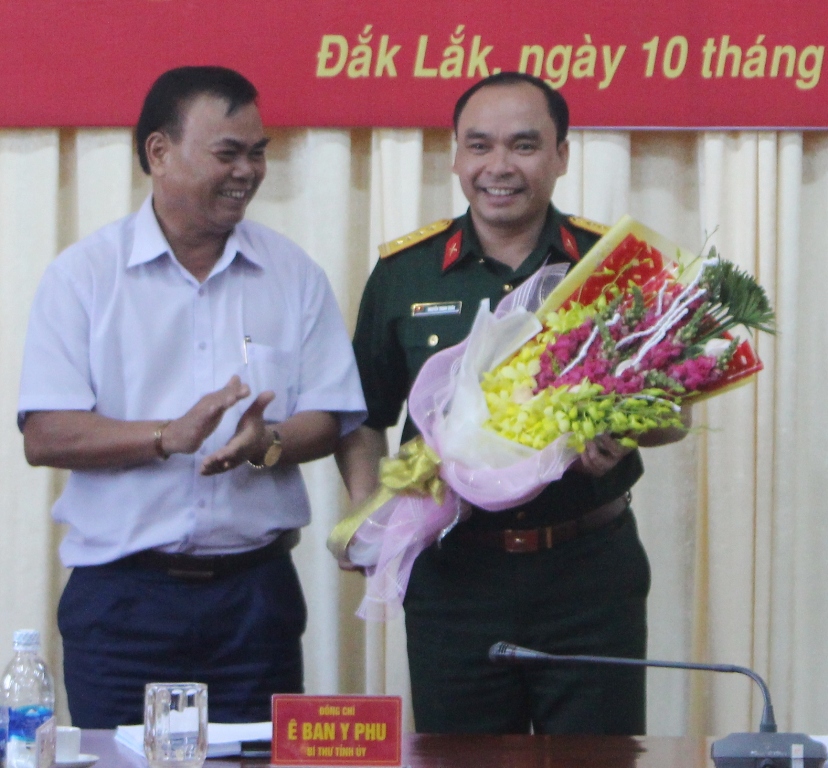 Bí thư Tỉnh ủy Êban Y Phu tặng hoa chúc mừng Đại tá Nguyễn Thanh Xuân