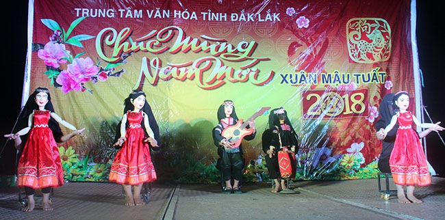 Đội Nghệ thuật múa rối biểu diễn tiết mục  “Những cô gái Tây Nguyên”.   