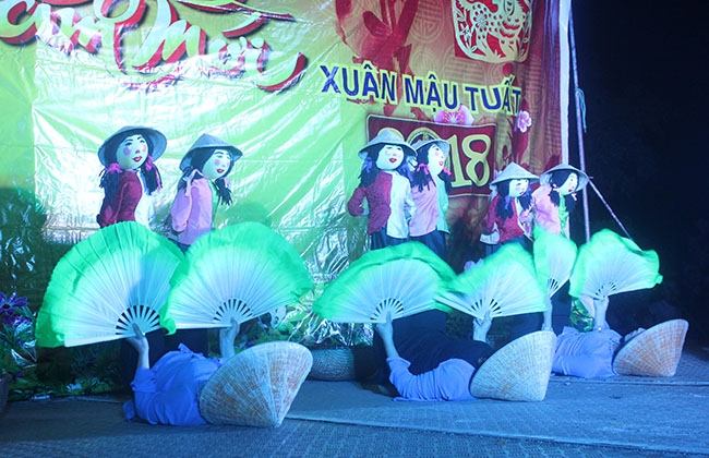 Tiết mục múa rối “Ngày mùa” do Đội Nghệ thuật múa rối biểu diễn phục vụ nhân dân xã Hòa An (huyện Krông Pắc).