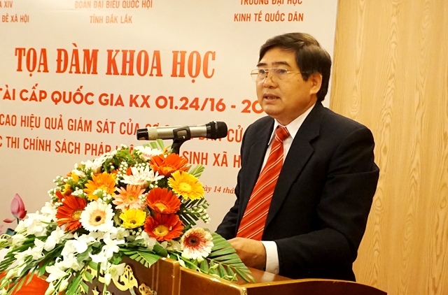 Phó Trưởng đoàn Đại biểu Quốc hội tỉnh Y Khút Niê trình bày tham luận tại tọa đàm.
