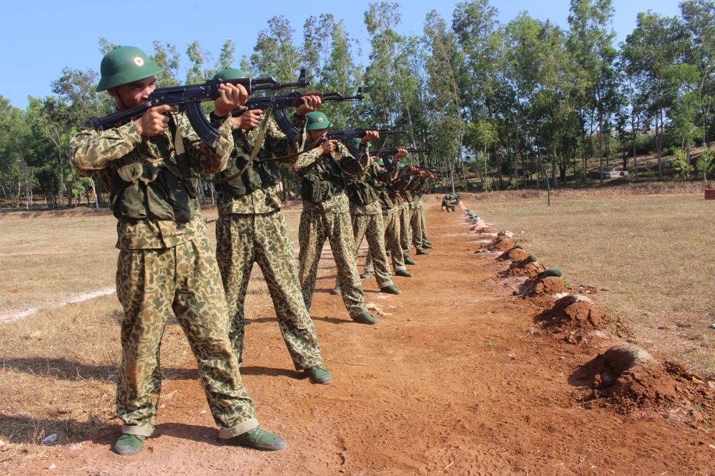 Đứng bắn – một trong những nội dung huấn luyện khó đối với chiến sĩ mới (Trong ảnh: Chiến sĩ Lữ đoàn Đặc công tập luyện bắn súng)