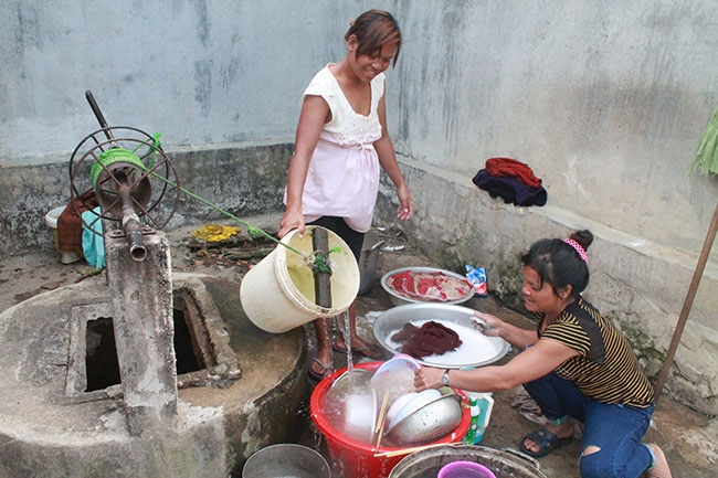 Gia đình chị H’Mry Bkrông (buôn Riăng) sử dụng nguồn nước bị ô nhiễm trong sinh hoạt hằng ngày. Ảnh: T.Hồng