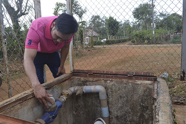        Nhân viên quản lý công trình cấp nước tập trung xã Ea Tul kiểm tra hệ thống bơm nước. 