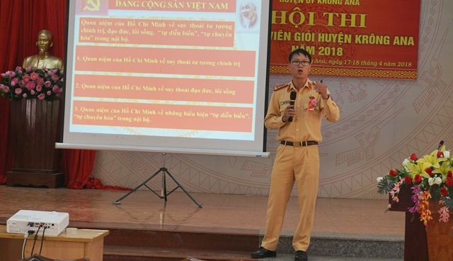 Phần thi thuyết trình của thí sinh Nguyễn Xuân Hoàn (Đảng bộ Công an huyện).