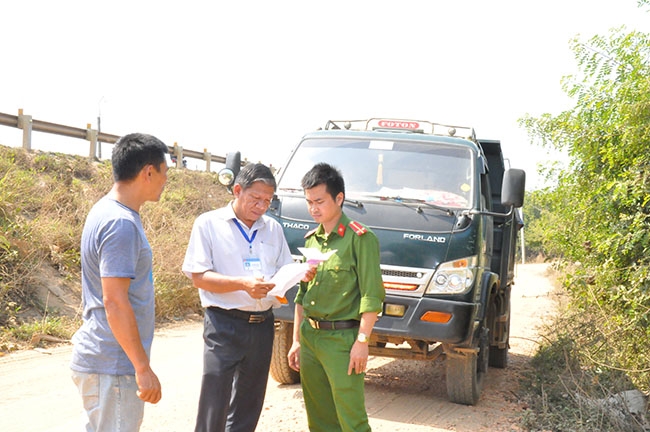 Đoàn liên ngành chống thất thu thuế huyện Cư Kuin kiểm tra xe chở cát trên địa bàn.