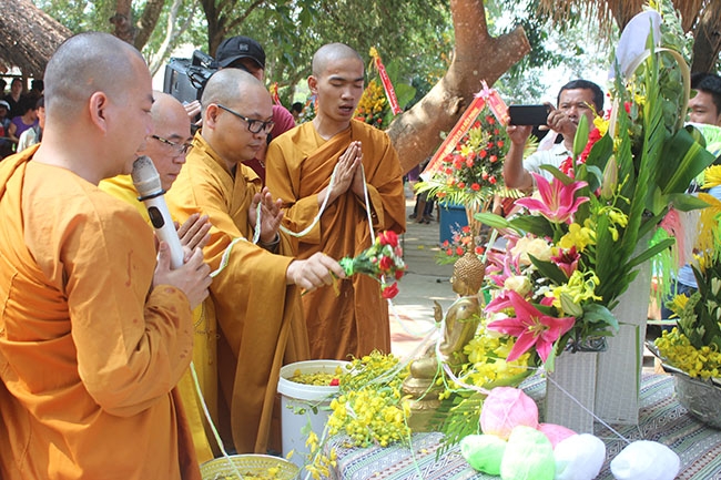 Tắm Phật – một nghi thức thiêng liêng trong lễ hội Tết Bunpimay. 