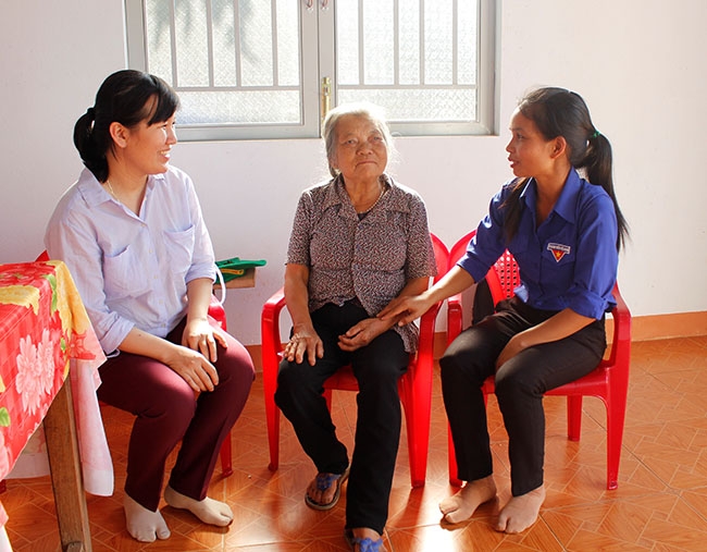 Đoàn viên thanh niên xã Ea Tiêu thăm hỏi bà Nguyễn Thị Thu. 