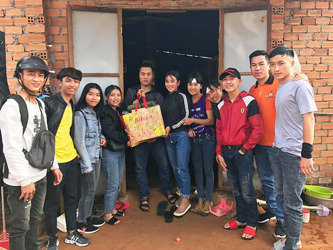 Đoàn viên, thanh niên thị trấn Phước An thăm hỏi, tặng quà anh Nguyễn Văn Toàn nhân dịp Tết Nguyên đán Mậu Tuất 2018.