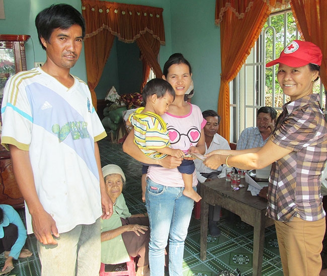 Cán bộ Hội Chữ thập đỏ thăm, tặng quà cho một gia đình có hoàn cảnh khó khăn trên địa bàn huyện.  