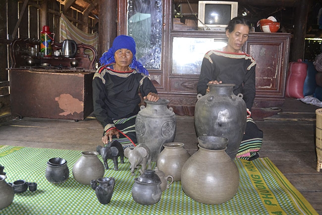 Những nghệ nhân còn gìn giữ nghề gốm ở xã Yang Tao.