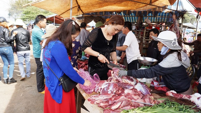 Cửa hàng bán thịt ngay lối vào lễ hội Hảng Pồ, xã Ea Siên, thị xã Buôn Hồ.   