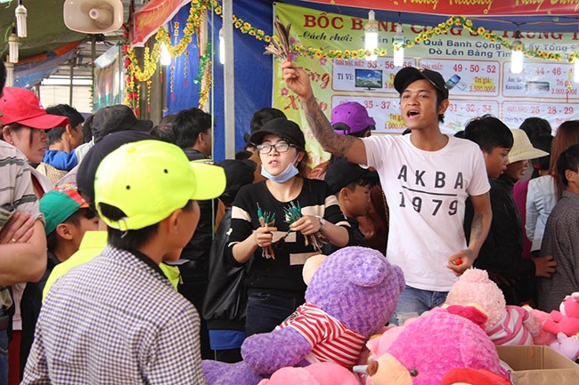 Trò chơi ném phi tiêu nhận quà thường thấy trong các hội chợ cũng có mặt tại Lễ hội Văn hóa Việt Bắc, xã Ea Tam, huyện Krông Năng.
