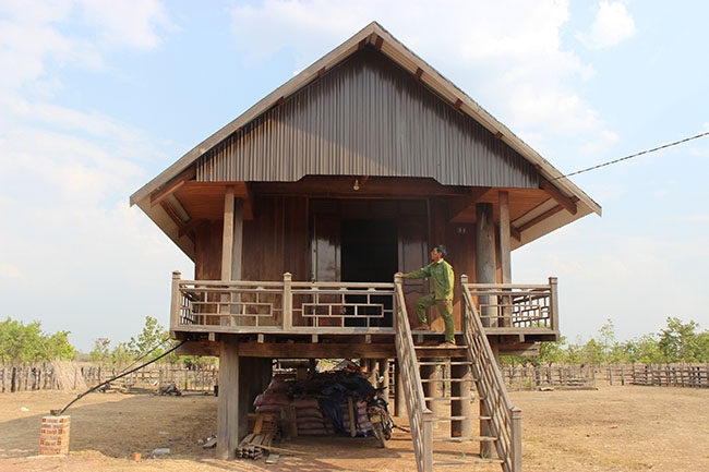 Ông Y Lel bên ngôi nhà dài to đẹp.  