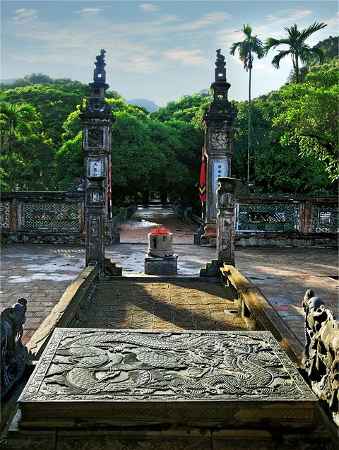 Bảo vật long sàng đá ở đền thờ vua Đinh Tiên Hoàng. Ảnh: Internet