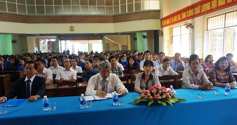 Các đại biểu và học sinh, sinh viên tham dự hội thảo.