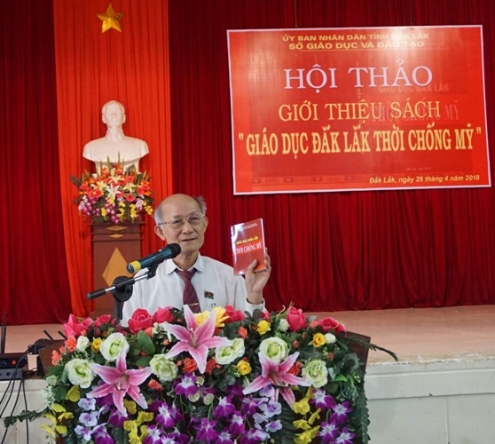 Chủ tịch Hội khuyến học tỉnh Hà Ngọc Đào giới thiệu sơ lược về cuốn sách. 