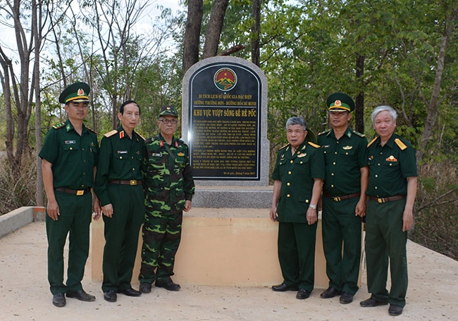 Các đại biểu đến thăm di tích lịch sử Quốc gia đặc biệt đường Trường Sơn – đường Hồ Chí Minh, khu vực vượt sông Sêrêpốc.