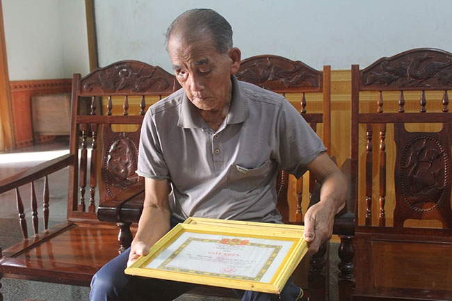 Cựu chiến binh Phạm Văn Vận bên Bằng khen ghi nhận công lao thời kháng chiến của ông.
