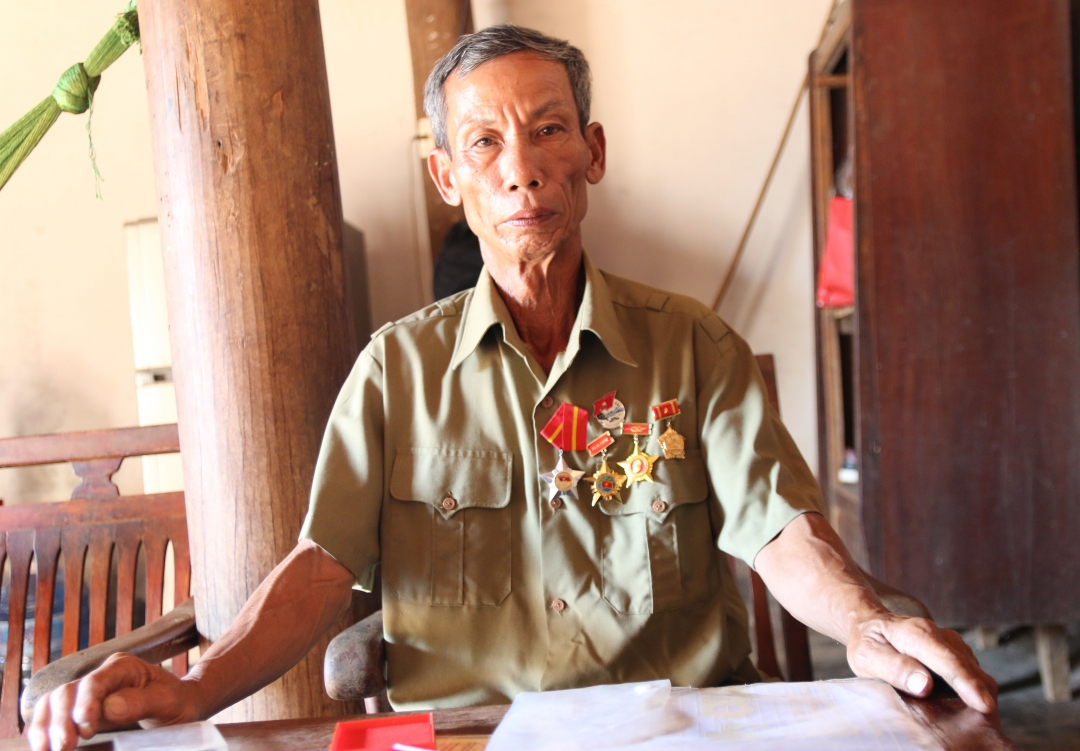Cựu chiến binh Đinh Quang Hảo kể về những kỷ niệm chiến tranh. 