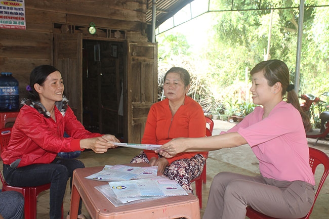 Chị Nguyễn Thị Ca (bìa phải), Phó trưởng Ban Dân số - KHHGĐ xã Hòa An vận động người dân thực hiện đình sản.