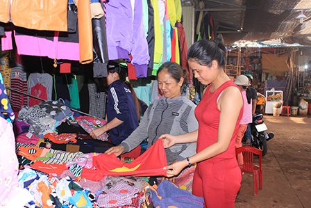 Người dân chọn mua quần áo tại chợ Cuôr Đăng (huyện Cư M'gar)