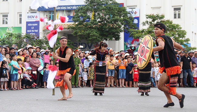 Đoàn ca múa Đắk Lắk tham gia  Lễ hội  đường phố tại Festival Huế 2018.    Ảnh: M.Tự