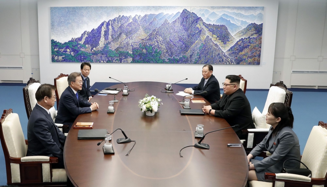 Tổng thống Hàn Quốc Moon Jae-in (thứ hai, trái) và nhà lãnh đạo Triều Tiên Kim Jong-un (thứ hai, phải)  tại cuộc hội đàm ở Panmunjom ngày 27-4. (Ảnh: THX/TTXVN)